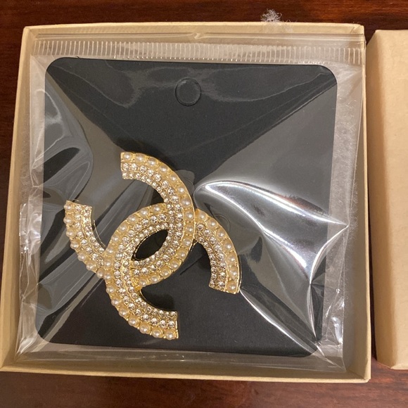 - Classic Double CC Pearled Brooch - Picture 13 of 15